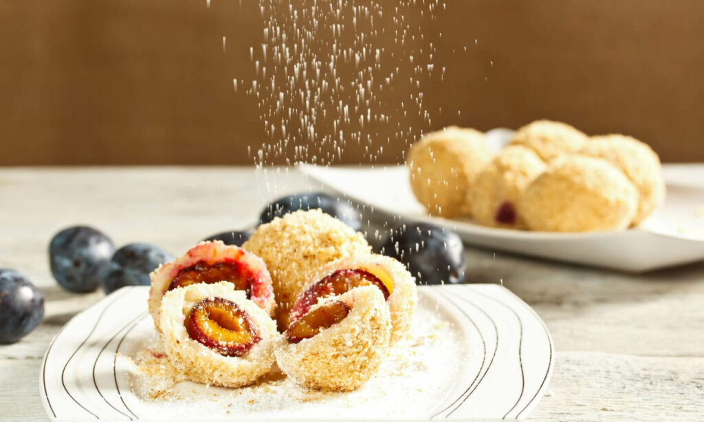 Zwetschkenknödel mit Puderzucker