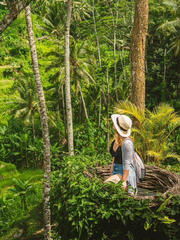 Frau in Bali Regenwald